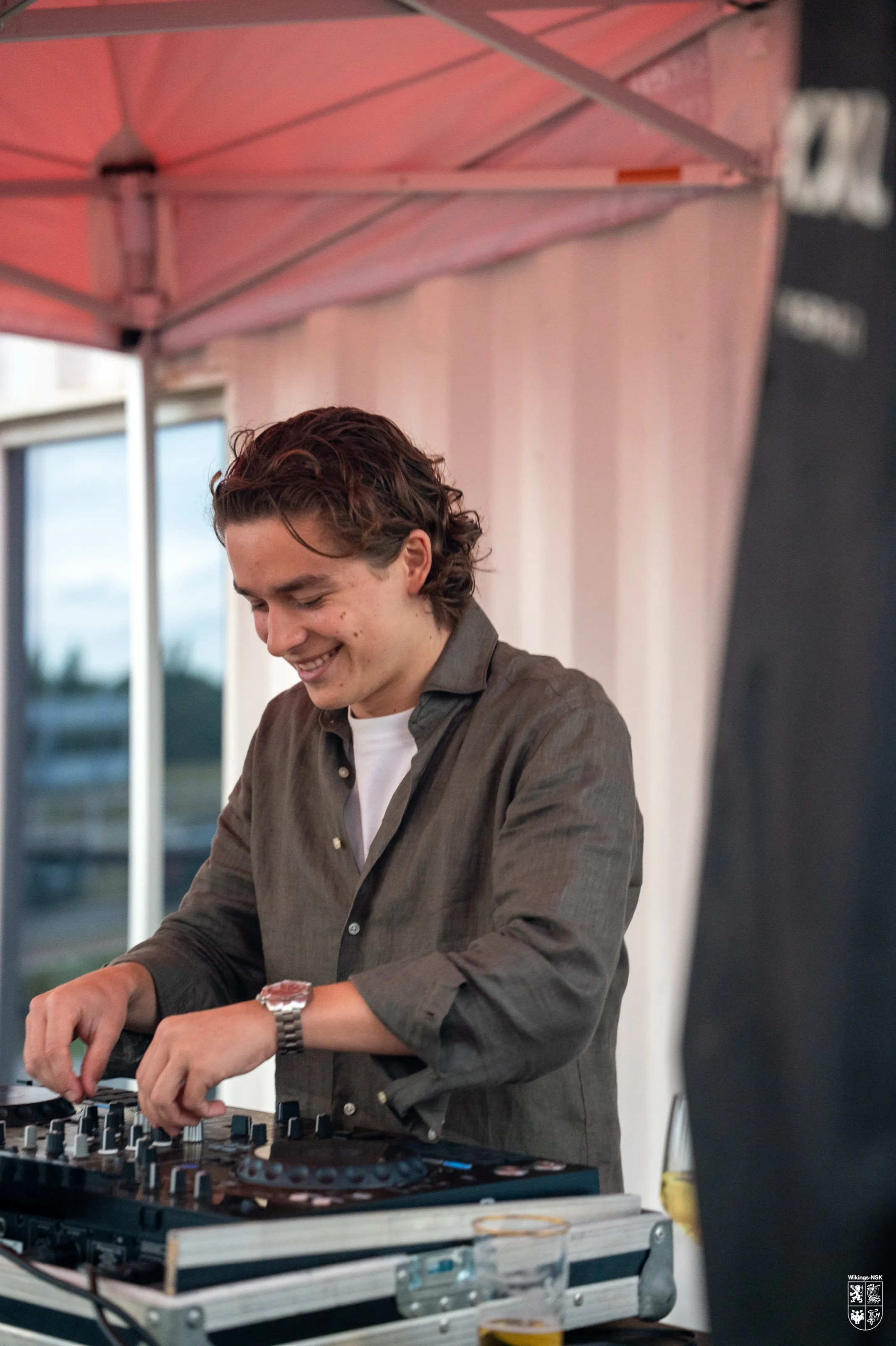 DJ draait achter de draaitafels op een event
