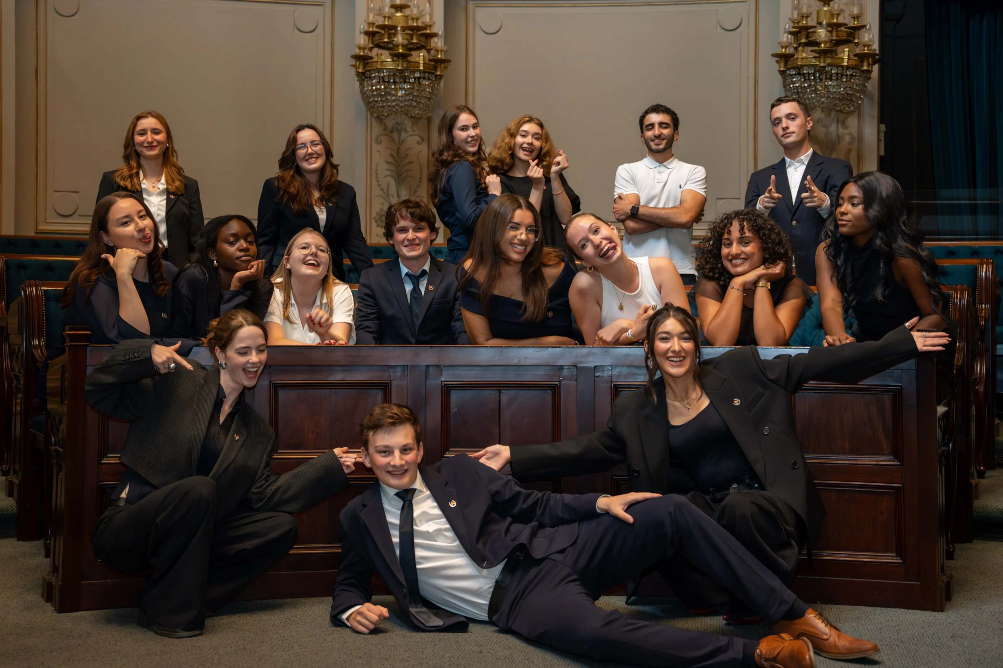 Groepsportret van een team in een klassieke zaal