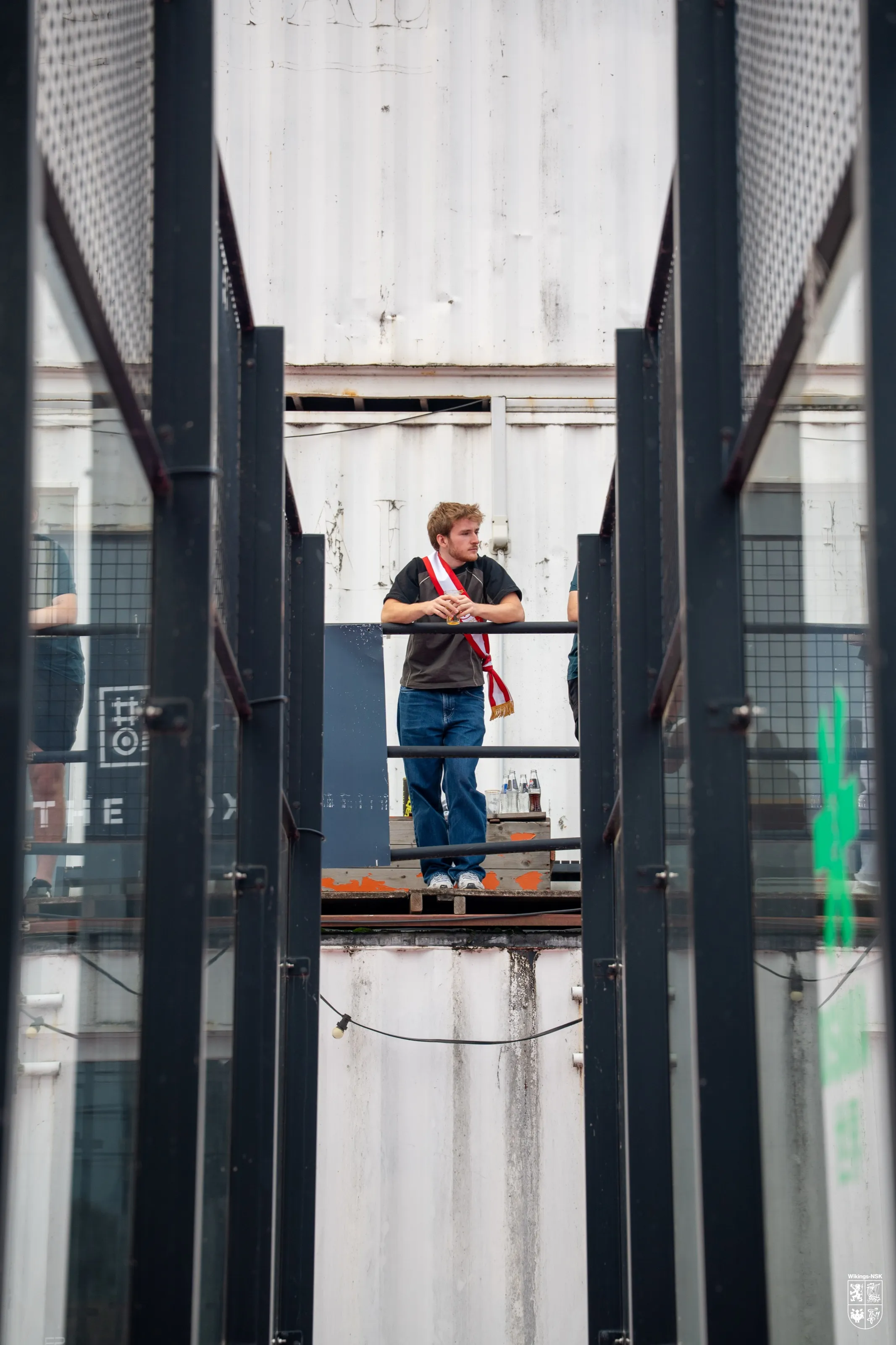 Portret van een man tussen stalen containerconstructies