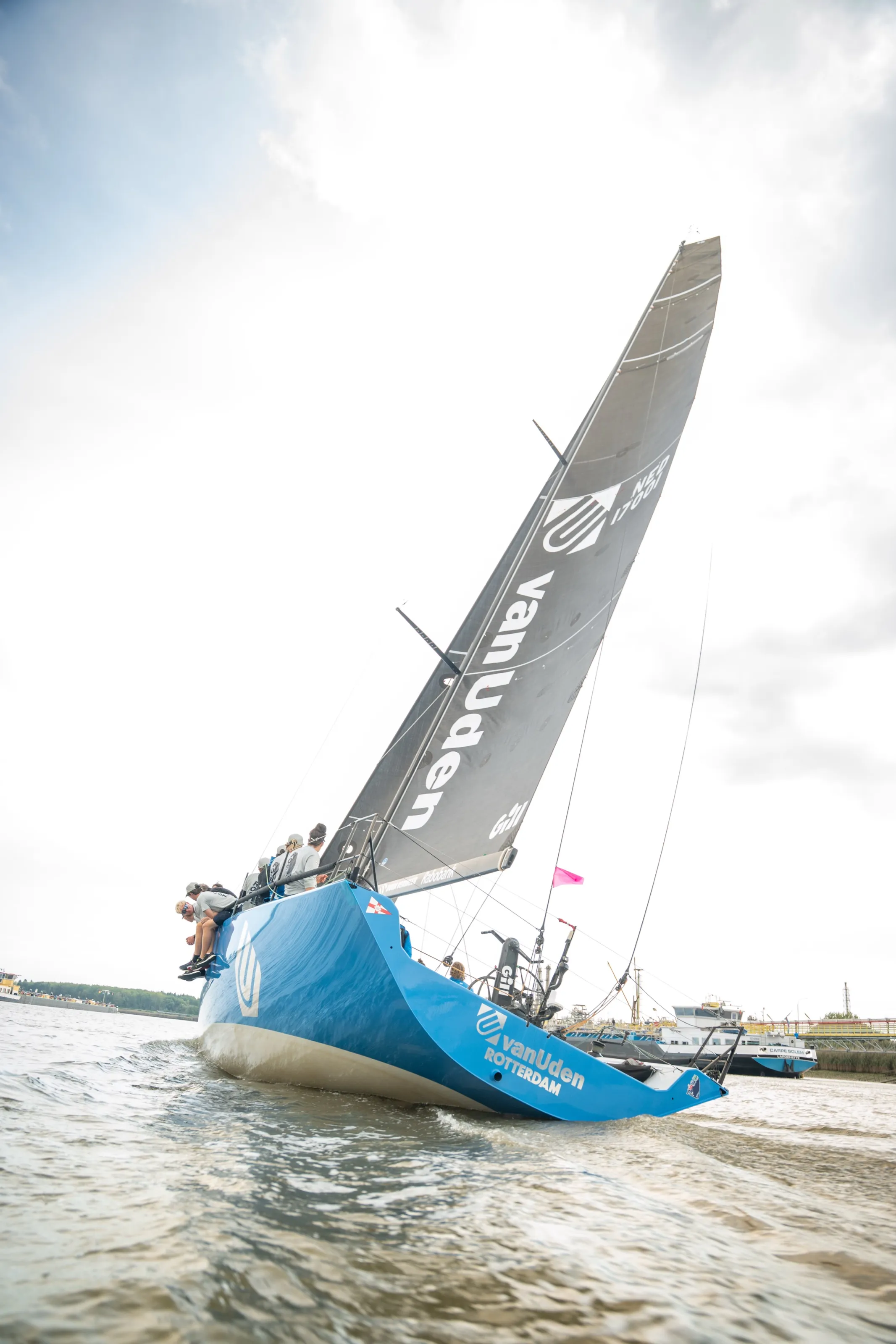 Zeilboot die schuin door het water snijdt