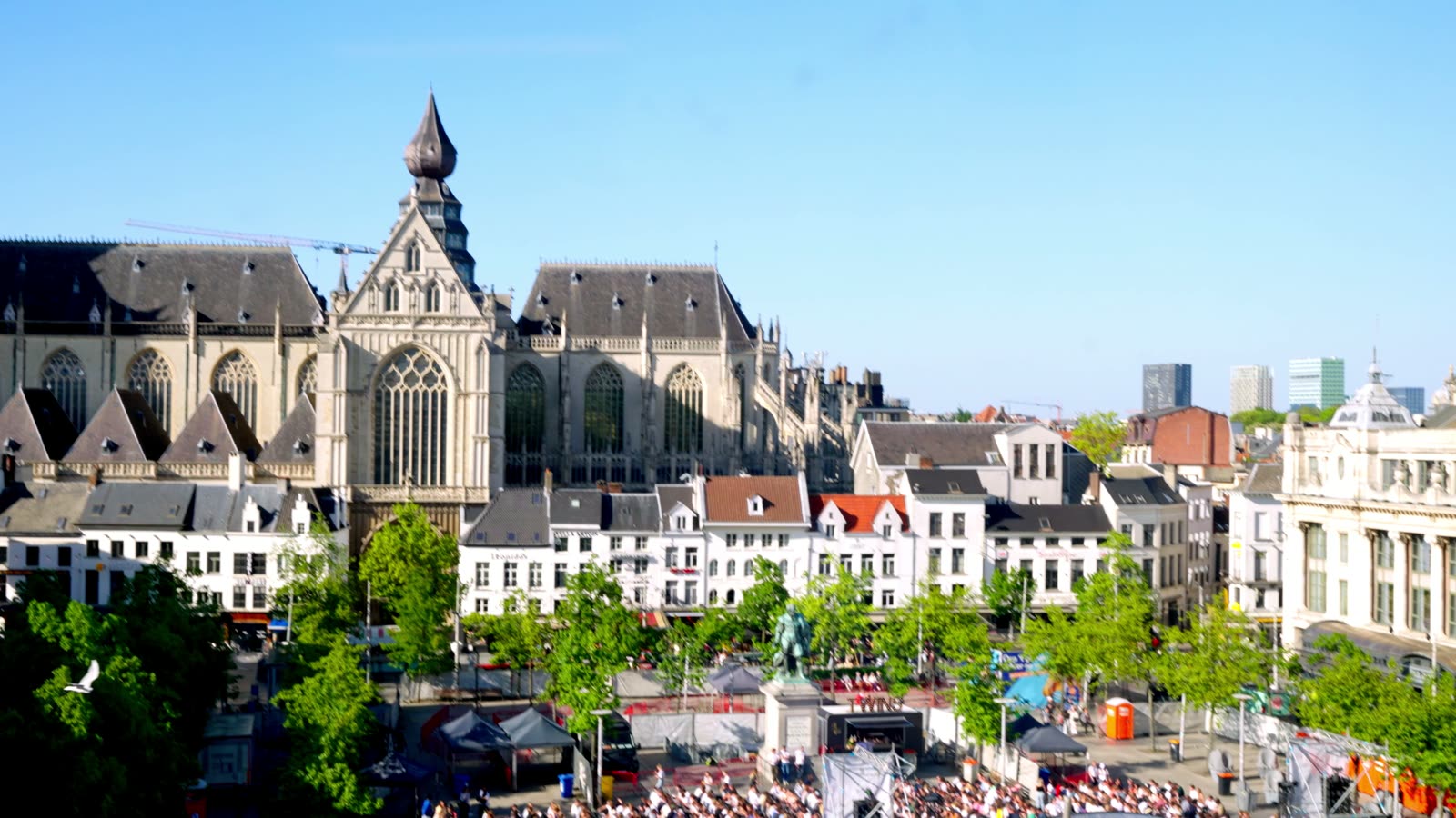 The crowd at the Beiaardcantus on the Groenplaats in Antwerp, with the cathedral in the background