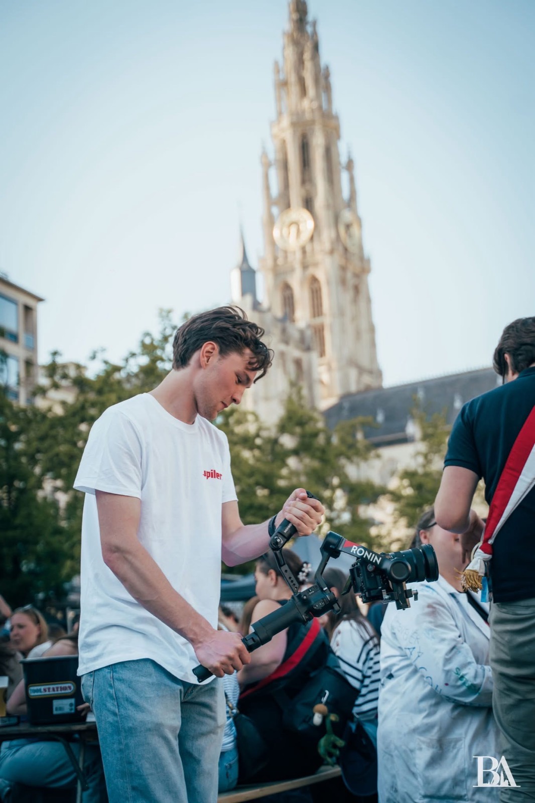 Filmen tussen het publiek op een groot stadsevent